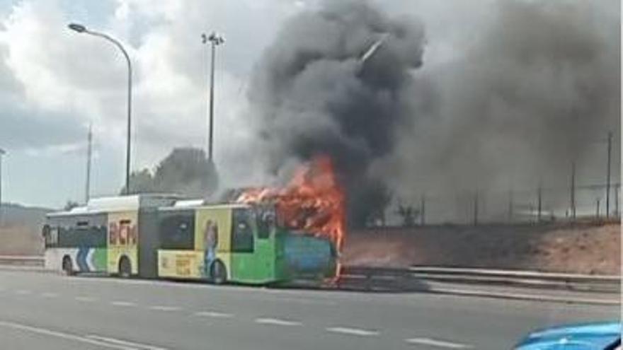 El incendio de un autobús paraliza el tráfico en Palma « Euro Weekly News