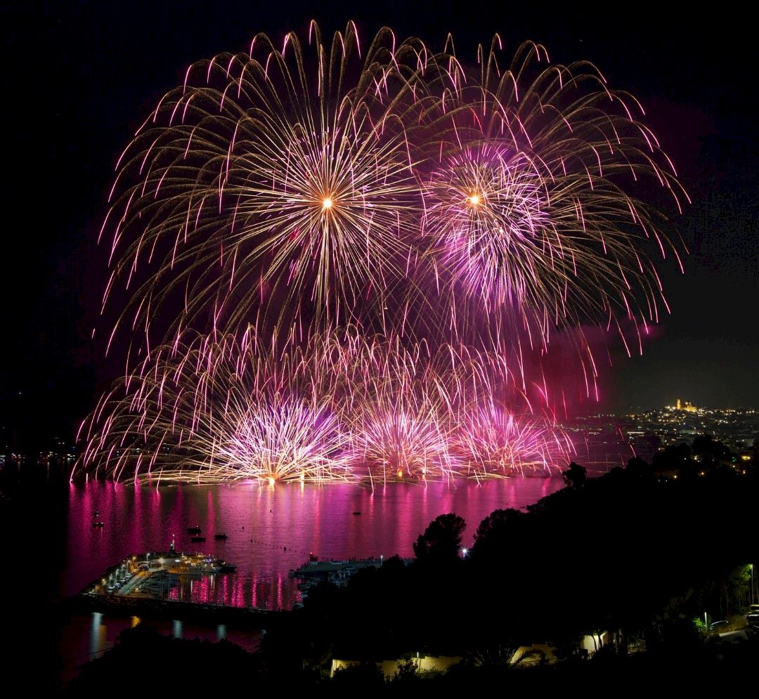 La noche de fuegos artificiales más grande del año iluminará el cielo de la Costa Blanca de España este fin de semana