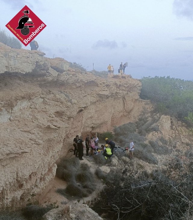 Rescatado un ciclista tras caerse del acantilado de Cala Mosca