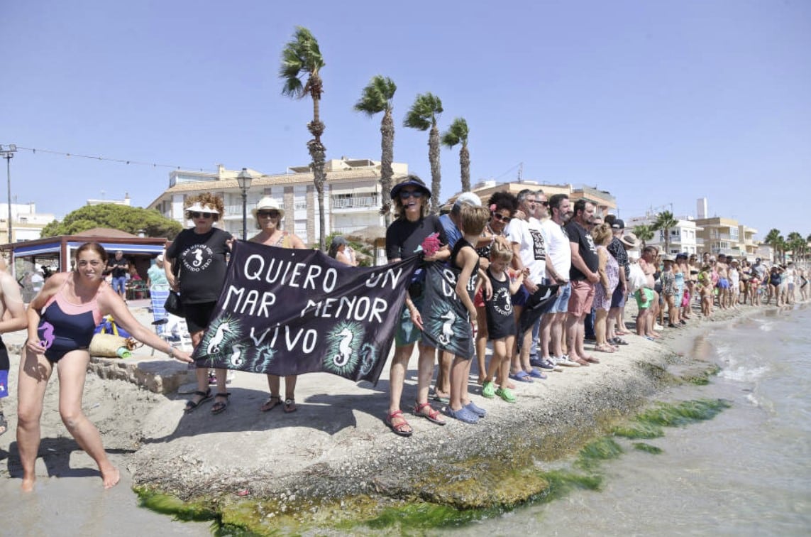 ‘Abraza el Mar Menor’ atrae a cientos de personas