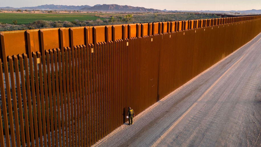 Estudio dice que inmigrantes indocumentados pagaron casi 0 mil millones en impuestos