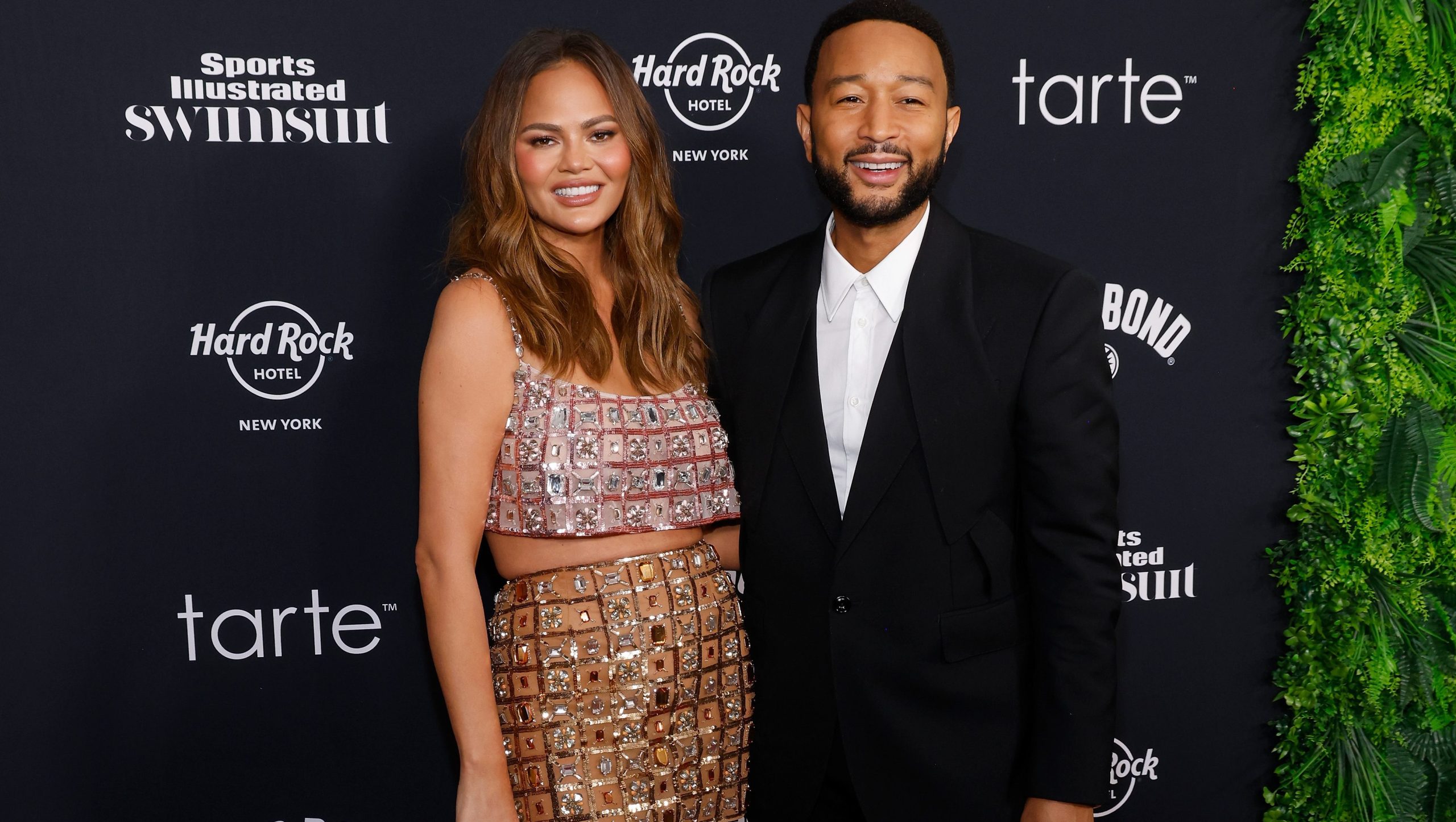 Chrissy Teigen revela sus cicatrices durante una cita “rara” con John Legend – Hollywood Life