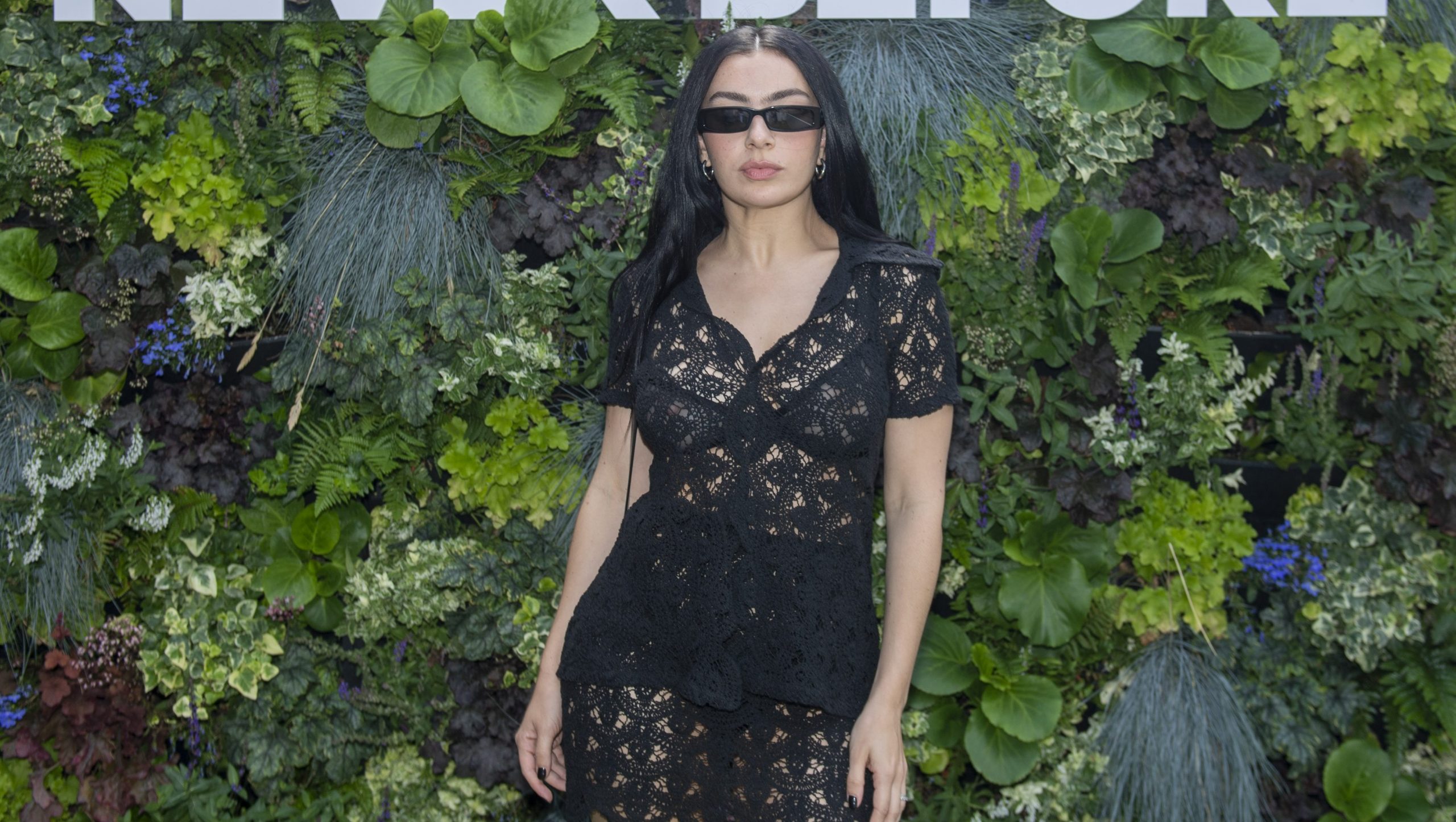 Charli XCX y Billie Eilish lanzan el videoclip de ‘Guess’ – Hollywood Life