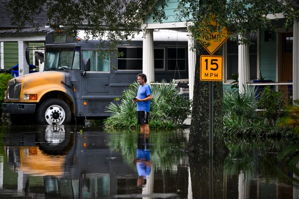 El ex huracán Debby se estanca y provoca fuertes lluvias e inundaciones en la costa este