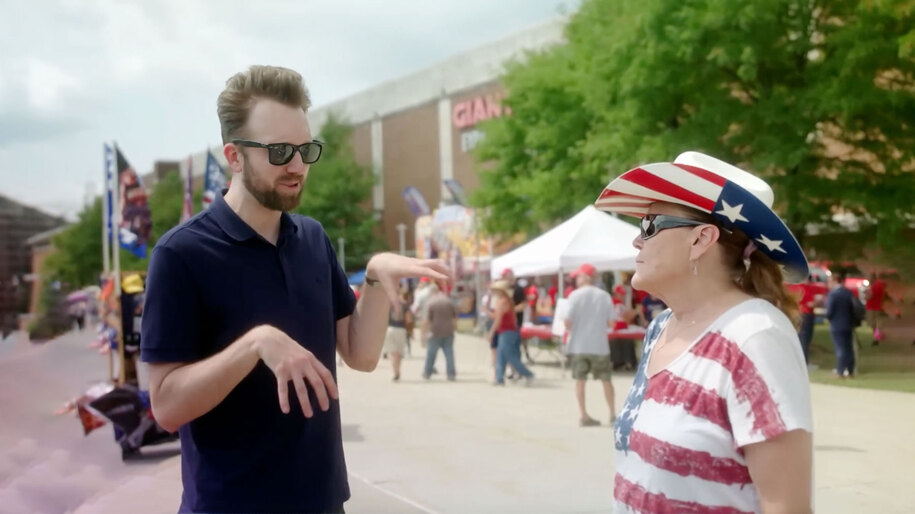 ‘The Daily Show’ nos lleva al interior de una manifestación de MAGA, y sigue siendo extraño