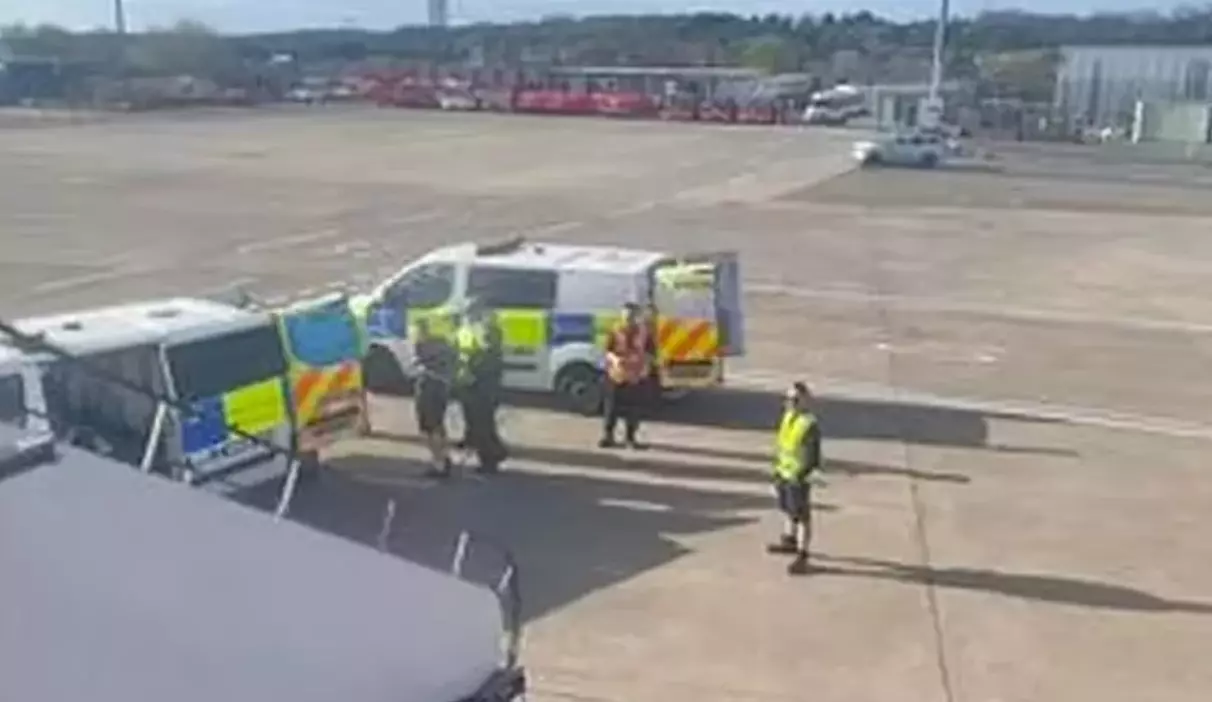 Pasajero borracho encarcelado tras alboroto en vuelo a Canarias • The Canary News