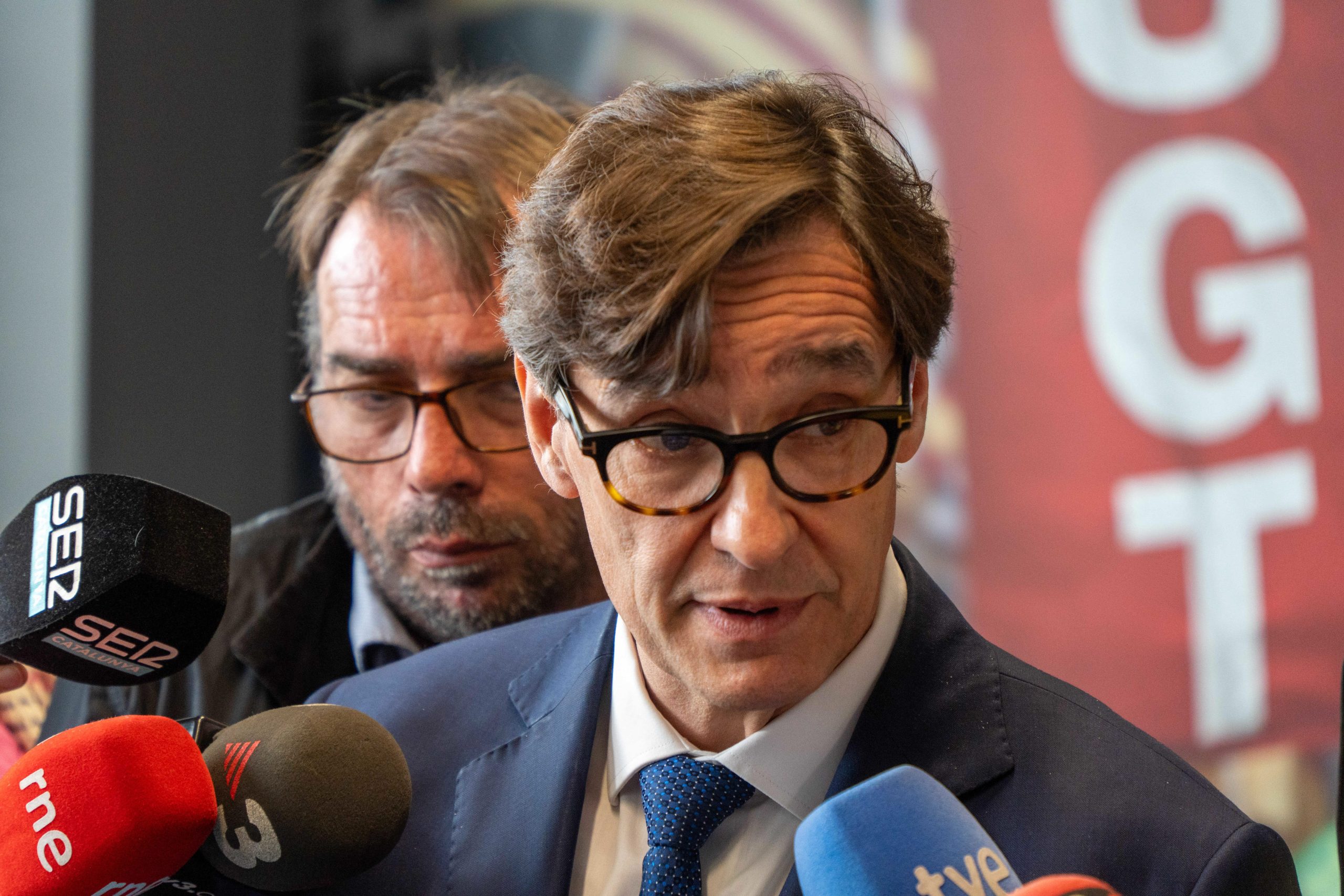 El líder socialista Salvador Illa elegido presidente de Cataluña tras el debate de investidura ensombrecido por la búsqueda policial de Carles Puigdemont