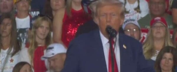 Trump habla ante asientos vacíos mientras sus partidarios lo abandonan en Pensilvania