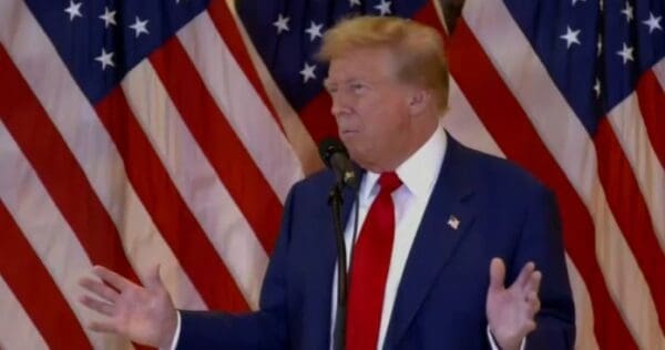 Trump responde a los votantes hartos de él con conferencias de prensa diarias durante la Convención Nacional Demócrata