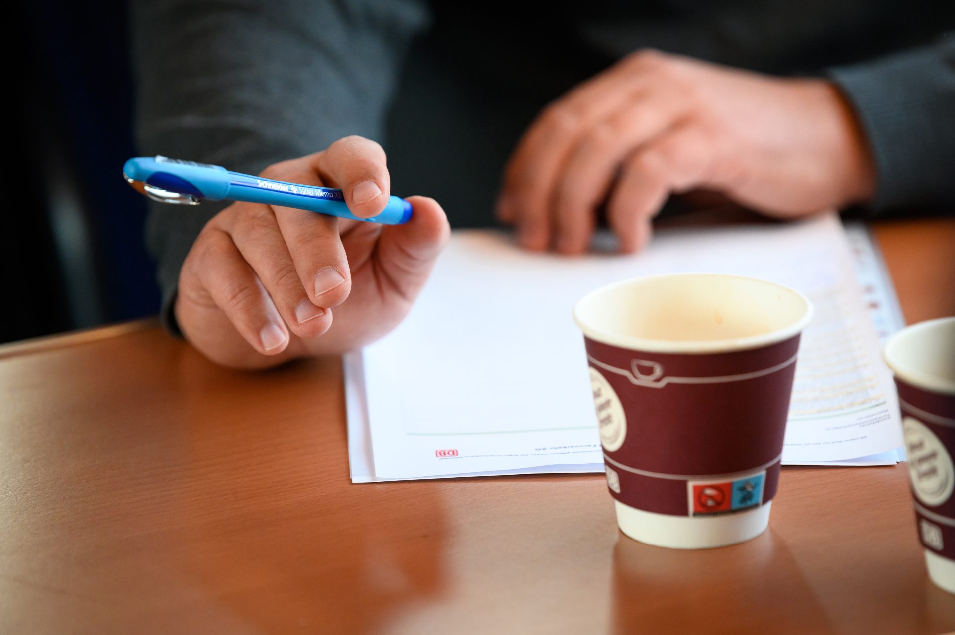 Mujer reacciona a entrevista de trabajo reprogramada tras usar pantalones cortos