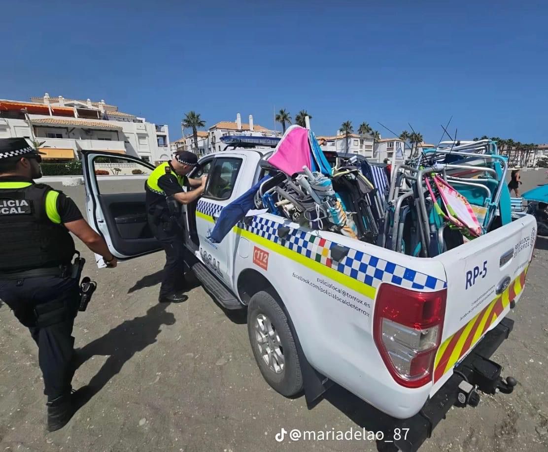 En la imagen: Las ‘guerras por las tumbonas’ se intensifican en España mientras la policía toma medidas enérgicas contra los ‘acaparadores de playas’ en la Costa del Sol