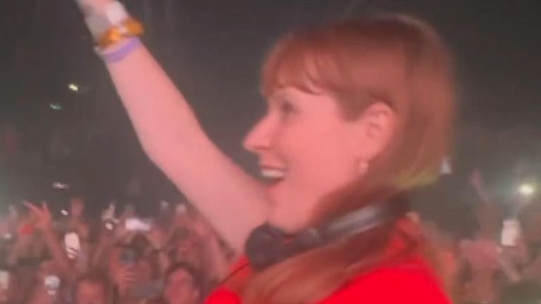 Angela Rayner, viceprimera ministra del Reino Unido, se roba el espectáculo en la cabina de DJ de Ibiza