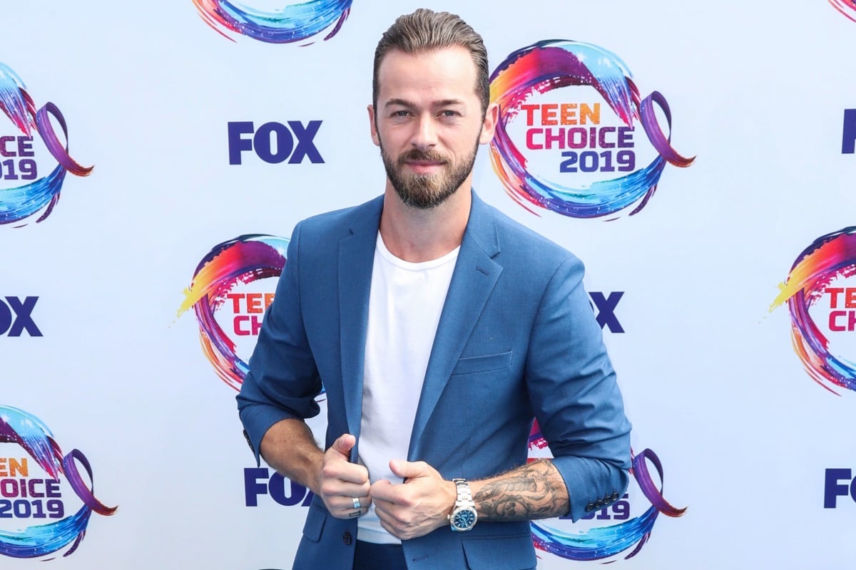 El profesional de Dancing With the Stars Artem Chigvintsev arrestado por violencia doméstica, además de noticias sobre Justin Theroux, Tyra Banks, John Stamos, Nikki Glaser y más
