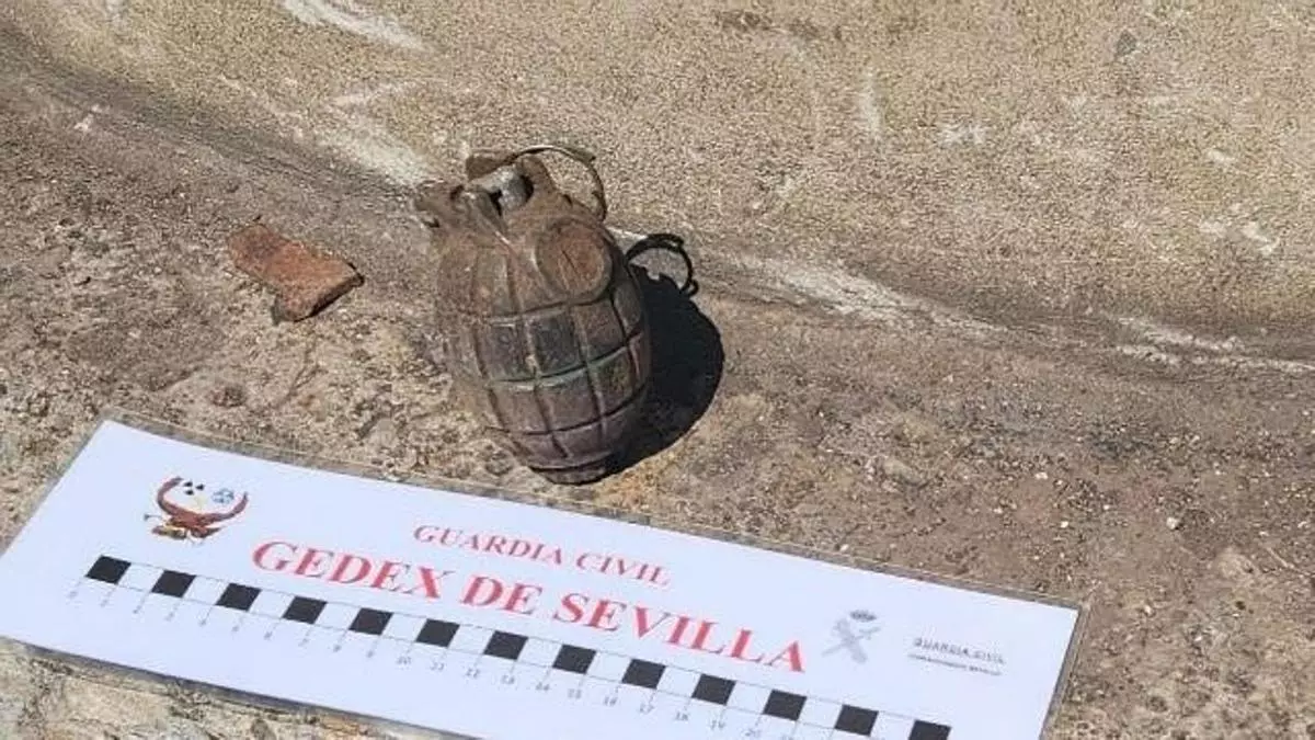 Se descubre una bomba británica de la Segunda Guerra Mundial que todavía estaba activa en un puerto del sur de España, mientras la policía emite una advertencia