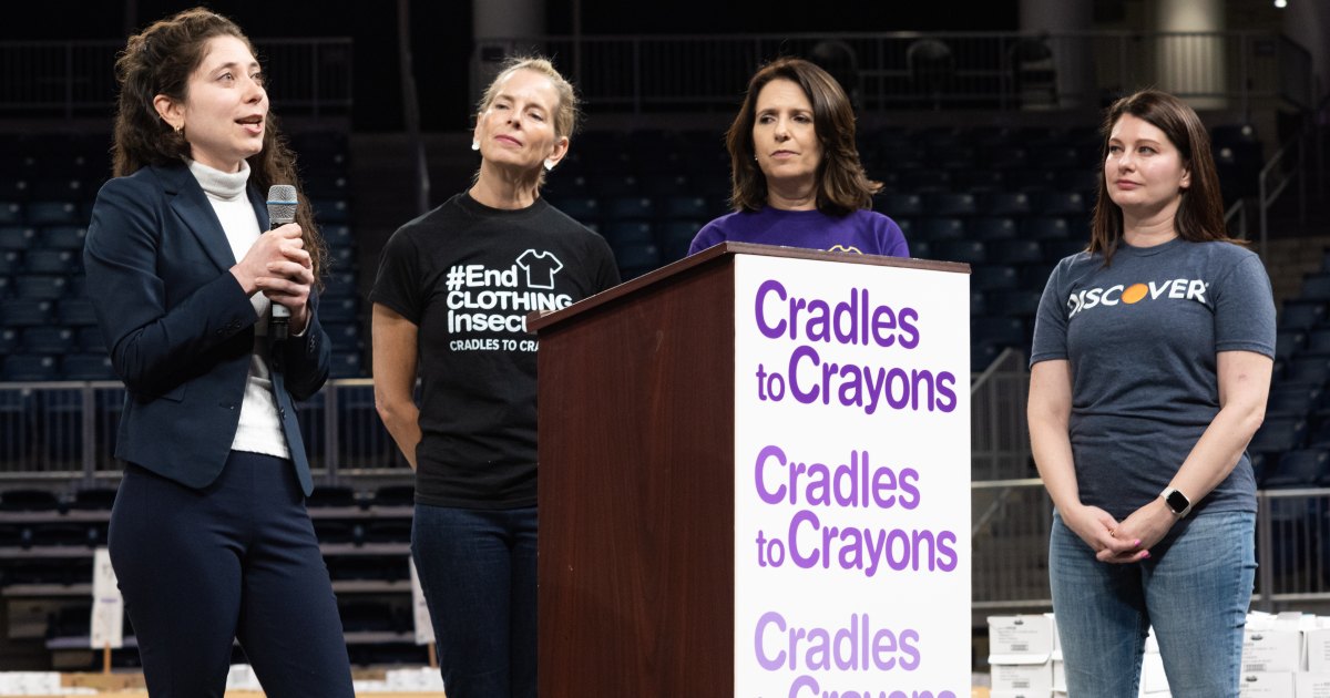 Cradles to Crayons distribuye mochilas y útiles escolares gratuitos