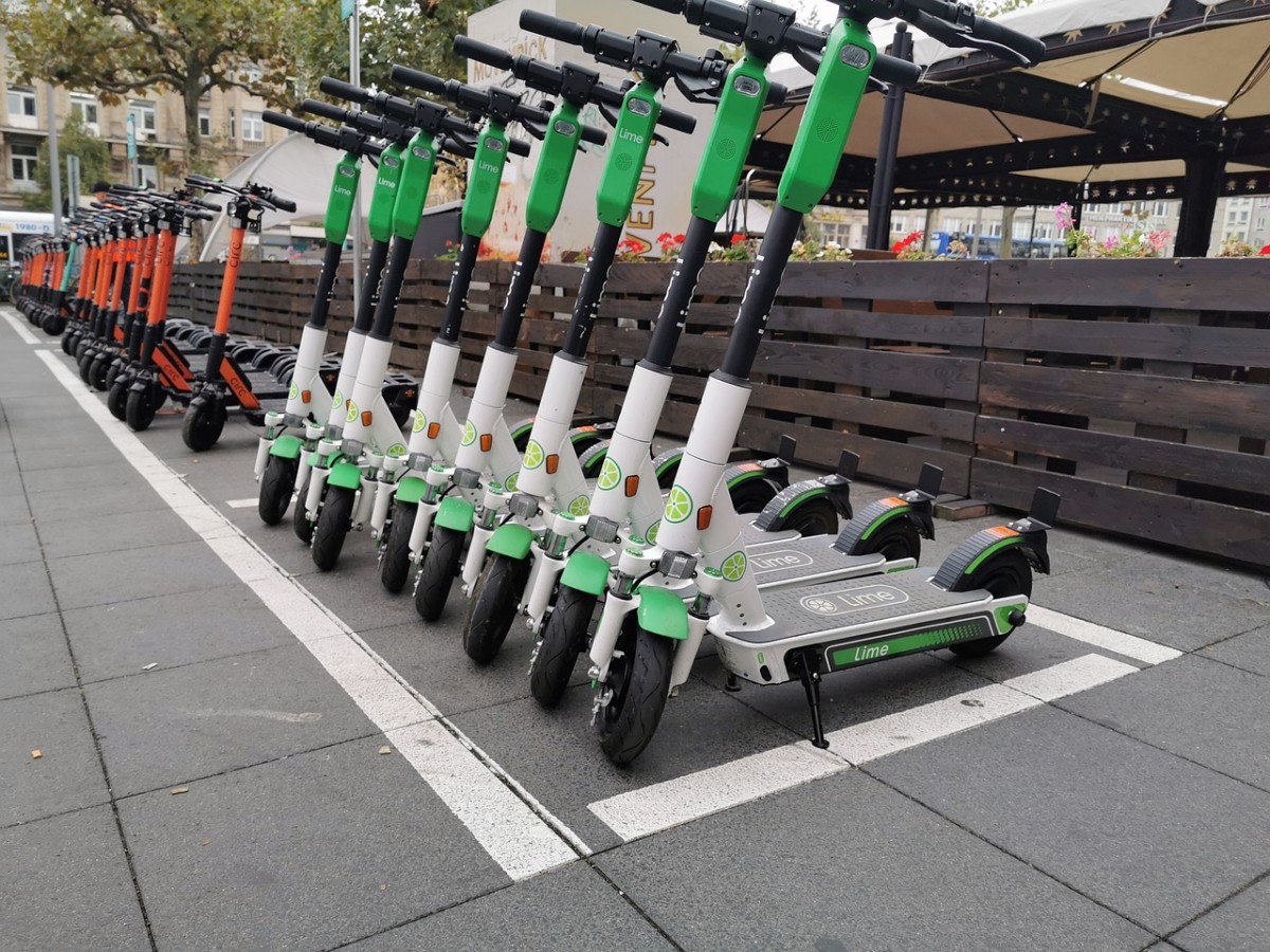 Padre e hijo turistas que robaron un patinete eléctrico en Benidorm son localizados por la Policía gracias a su localizador GPS