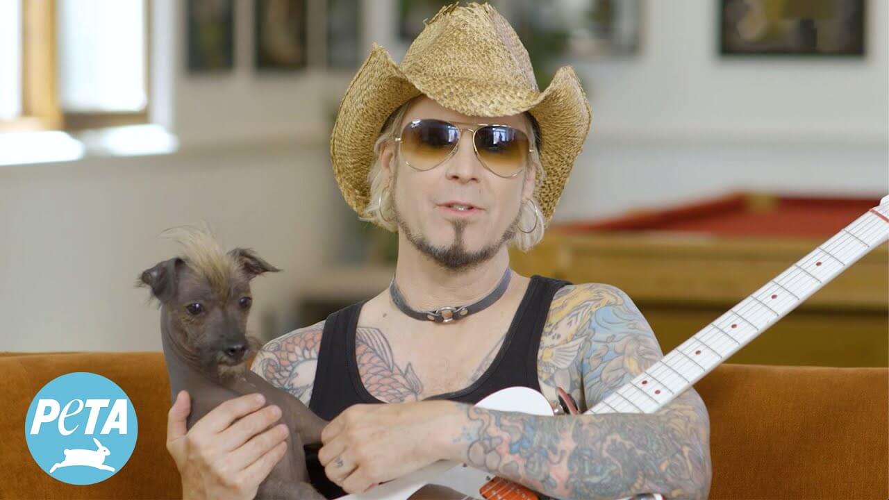 John 5 de Mötley Crüe toca la fibra sensible: “Adopta, nunca compres”