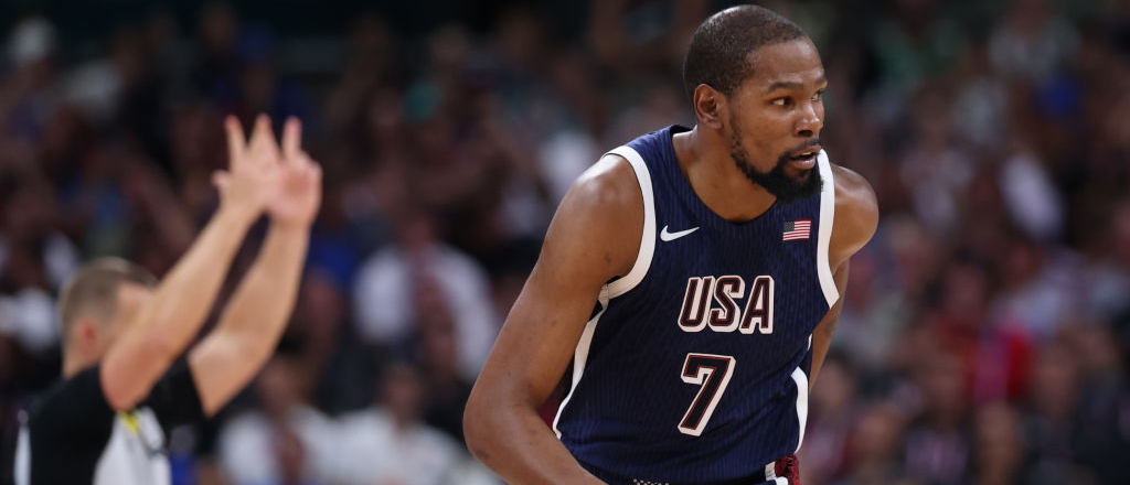 Deion Sanders prestó su voz al increíble anuncio de Nike que celebra que Kevin Durant se convirtió en el máximo anotador olímpico de todos los tiempos de la selección de baloncesto de Estados Unidos