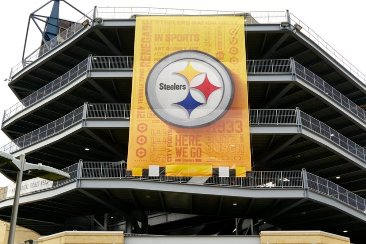 Arthur Smith defiende la jugada del quarterback de los Steelers