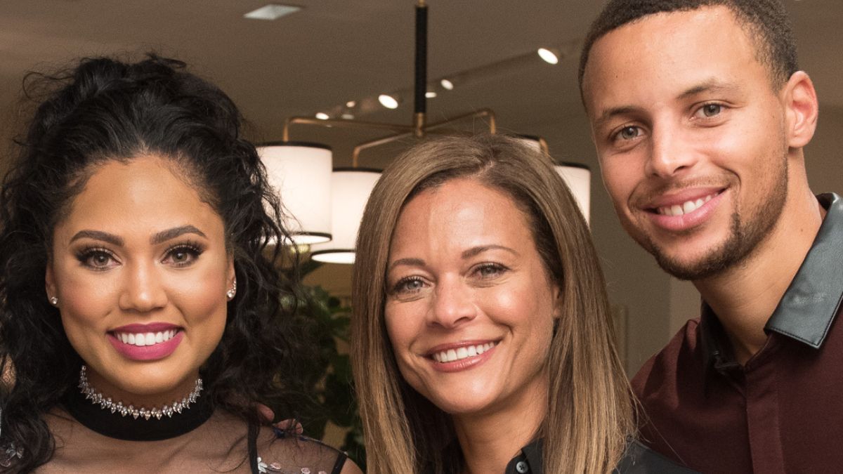 ‘A menudo me pillan en situaciones que no me gustan’: la madre de Steph Curry, sorprendida intentando dejar embarazada a Ayesha Curry mientras toma una margarita, critica a los medios por demonizarla