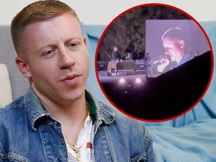 Macklemore corea “F*** America” ​​en el escenario durante una actuación en vivo en Seattle