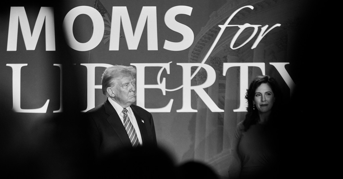 Donald Trump afirma que las escuelas ofrecen cirugías de cambio de sexo