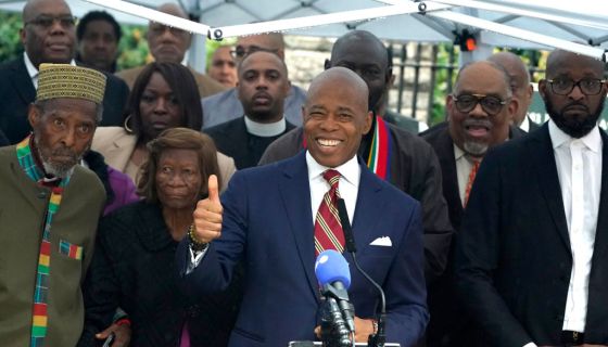 ‘Por favor, renuncie’: BLM NY califica la acusación contra Eric Adams como ‘una vergüenza’ para los neoyorquinos negros