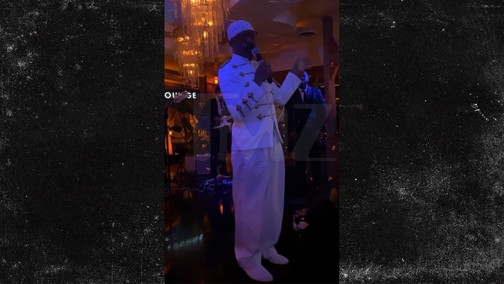 El padre de Drake, Dennis Graham, actúa y pincha como DJ en su fiesta de cumpleaños