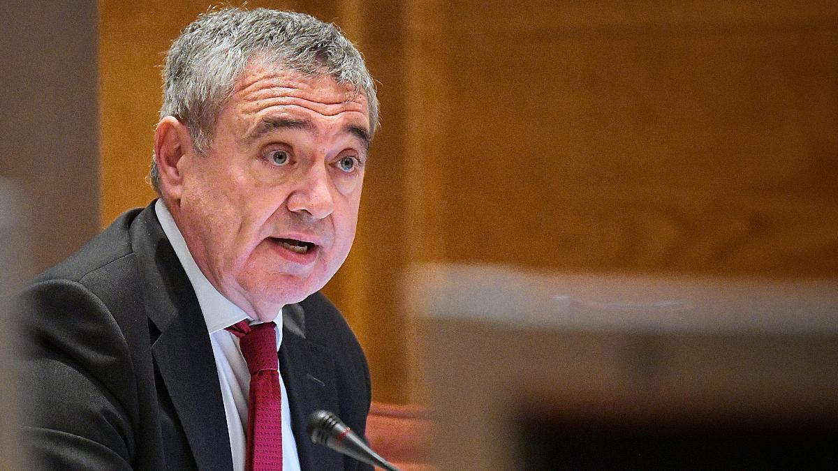 La tinta del calamar o la táctica de Macías al pillarse los dedos con su apoyo a la abstención de Campo en la amnistía