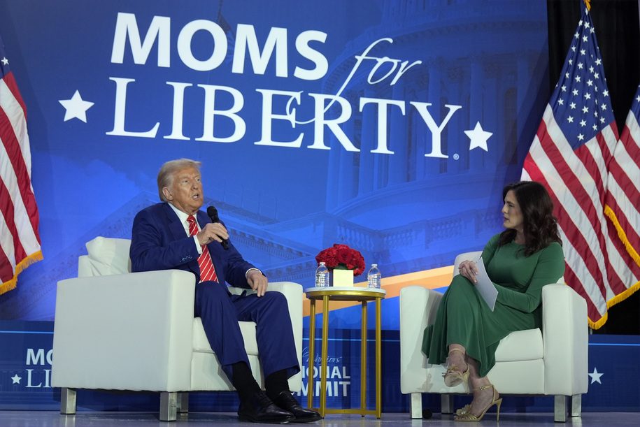 Trump afirma incoherentemente que Ivanka creó ‘millones’ de empleos