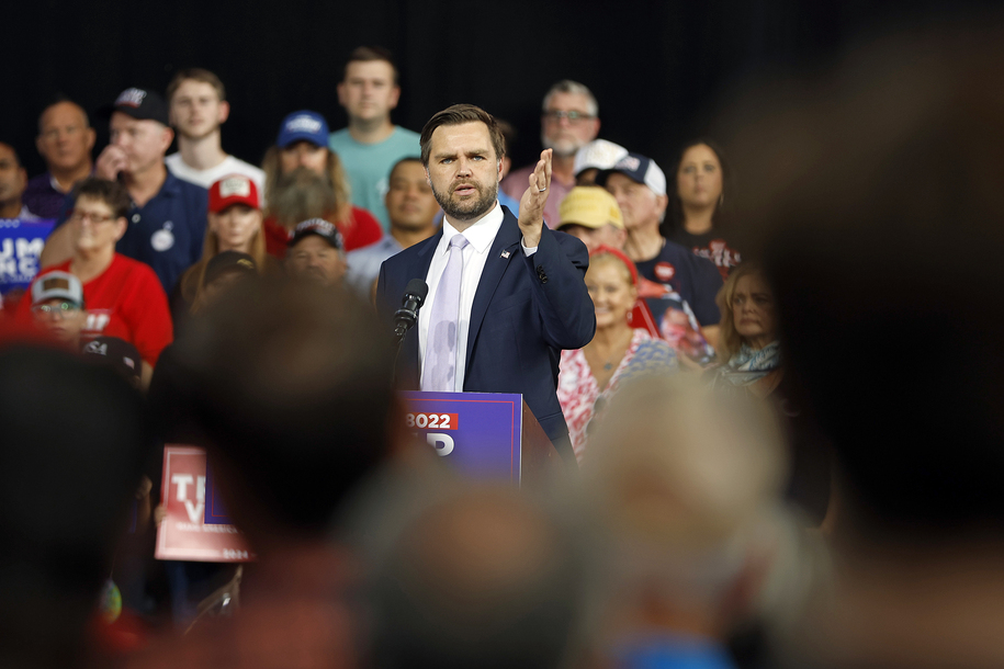 JD Vance promete seguir difundiendo mentiras racistas sobre sus propios electores