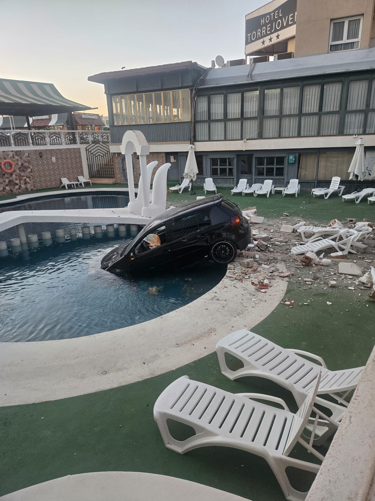 Dándose un chapuzón en el Hotel Torrejoven de Punta Prima