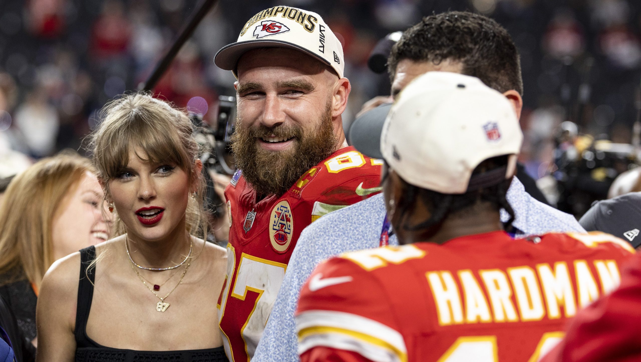 Travis Kelce confirma que Taylor Swift dibuja jugadas de fútbol para él – Hollywood Life