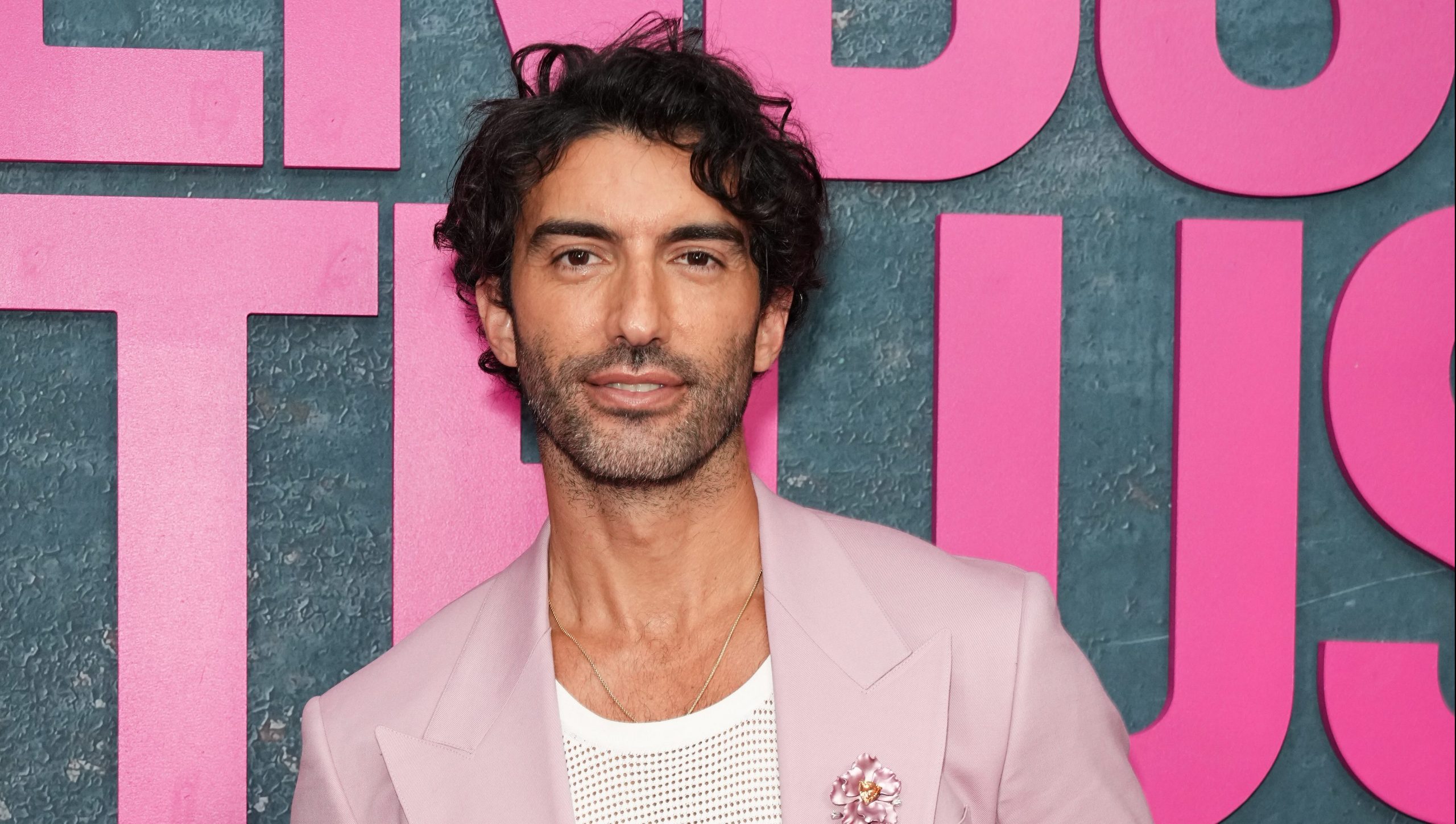 Justin Baldoni envía un emotivo mensaje a las sobrevivientes de abuso doméstico – Hollywood Life