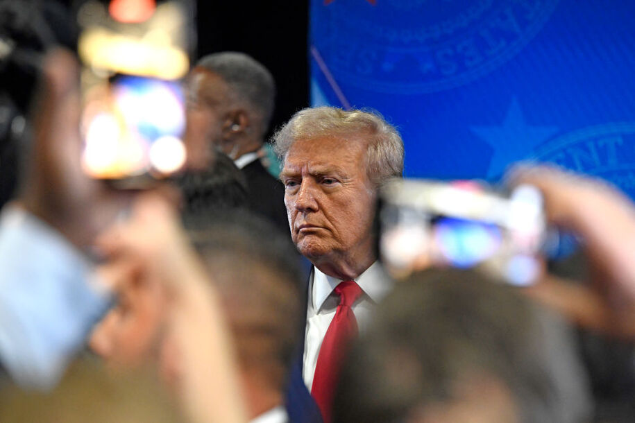Aquí están 6 de las teorías conspirativas más disparatadas para explicar el fracaso de Trump en el debate