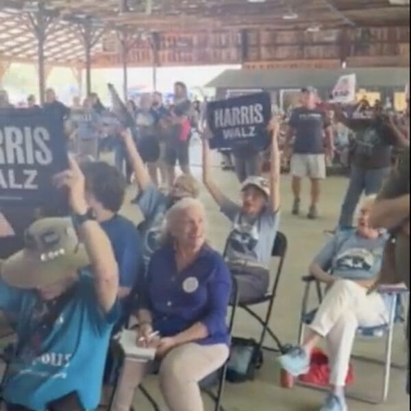 Glenn Youngkin es abucheado y ahogado con ‘¡No vamos a volver atrás!’ mientras hace campaña por Trump