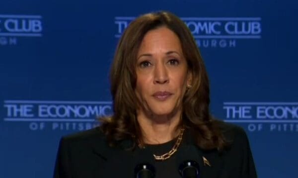 Kamala Harris expone su visión económica mientras Trump tiene un discurso desastroso sobre la economía