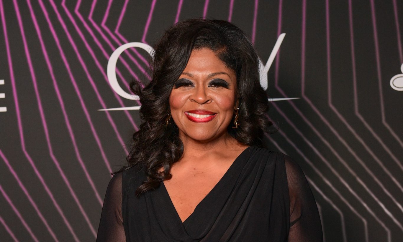 Kim Burrell pide a la multitud de la iglesia que no cante con ella (VIDEO)