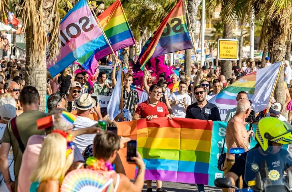 Celebrando la Costa Arcoiris en Benidorm