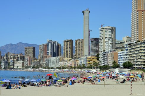 Los españoles dan la espalda a los destinos nacionales de sol y playa ante el aumento de las temperaturas y la masificación de turistas extranjeros