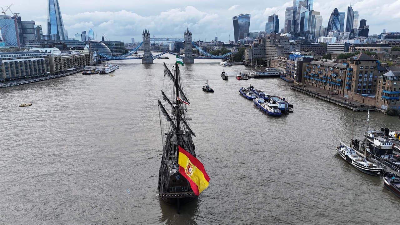 EN LA FOTO: Un galeón español del siglo XVII ingresa a aguas británicas mientras una réplica hace su entrada triunfal en Londres