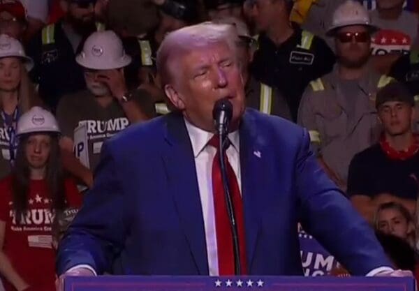 La multitud comienza a retirarse del lugar donde Trump pronunció su discurso en Indiana, Pensilvania, a los 45 minutos