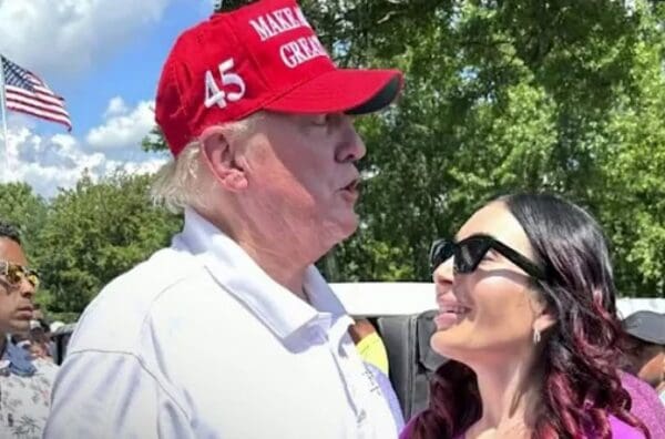 Bill Maher da vuelta la situación y lanza una teoría conspirativa sobre Trump y Laura Loomer