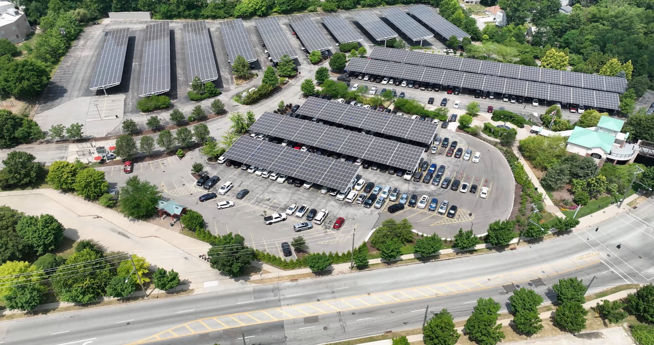 Un nuevo panel solar sobre el segundo estacionamiento del zoológico de Cincinnati genera energía y brinda sombra a los autos