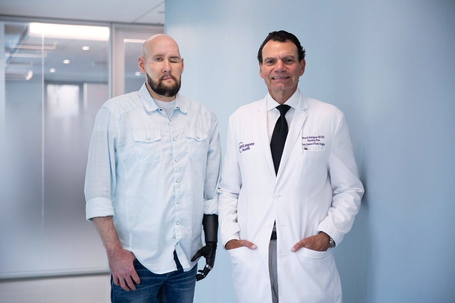 La primera persona que recibió un trasplante de ojos y cara se recupera bien