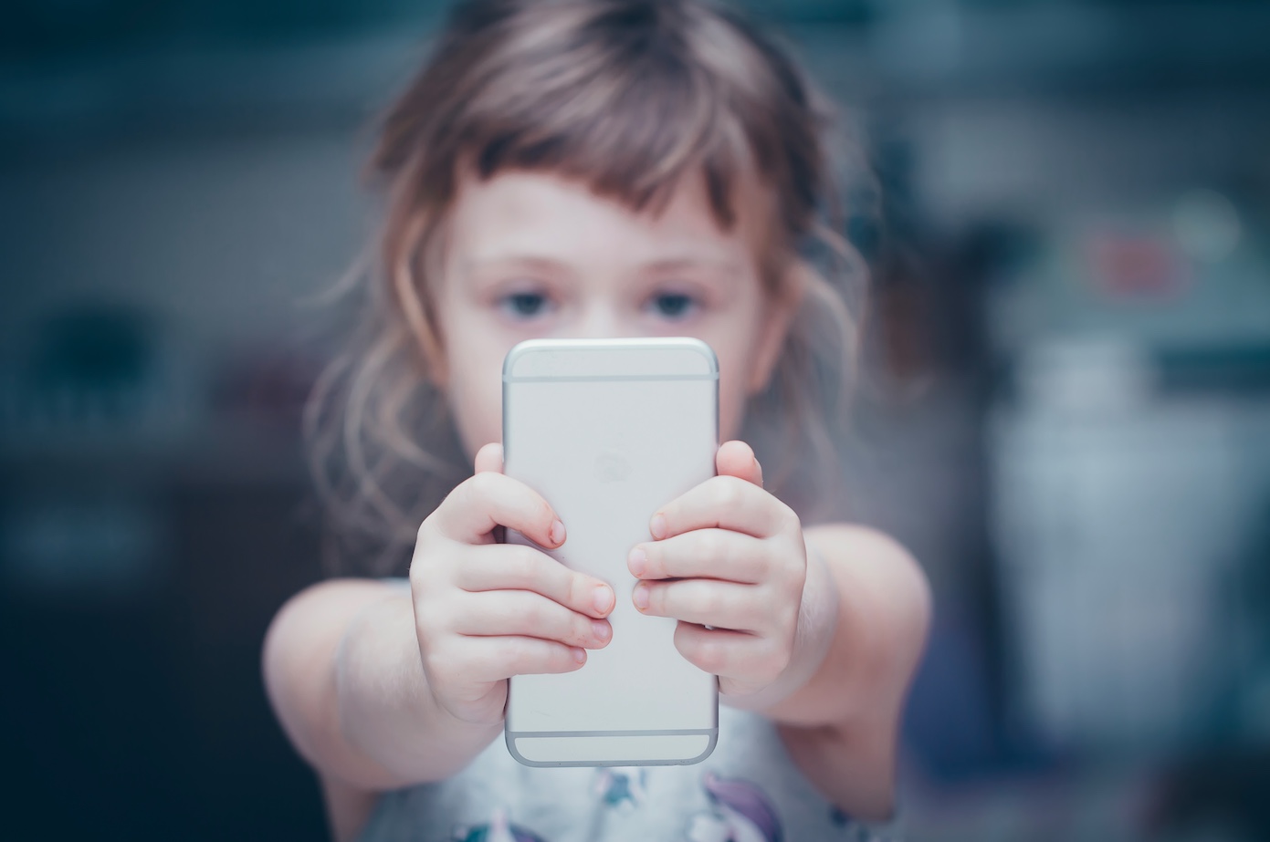 La culpa por el tiempo que los niños pasan frente a una pantalla es algo común, pero puede tener un lado positivo