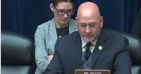 Los republicanos de la Cámara de Representantes se niegan a censurar al representante Clay Higgins por publicación racista