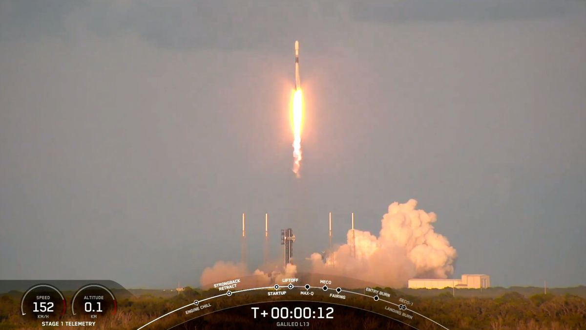 SpaceX lanza dos satélites de navegación europeos y aterriza un cohete (vídeo)