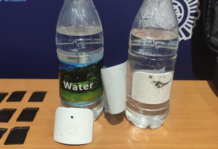 Una cámara ‘sofisticada’ escondida en una botella de agua fue ‘utilizada por el dueño de un bar en Mallorca, España, para grabar a cientos de mujeres y menores usando su baño’