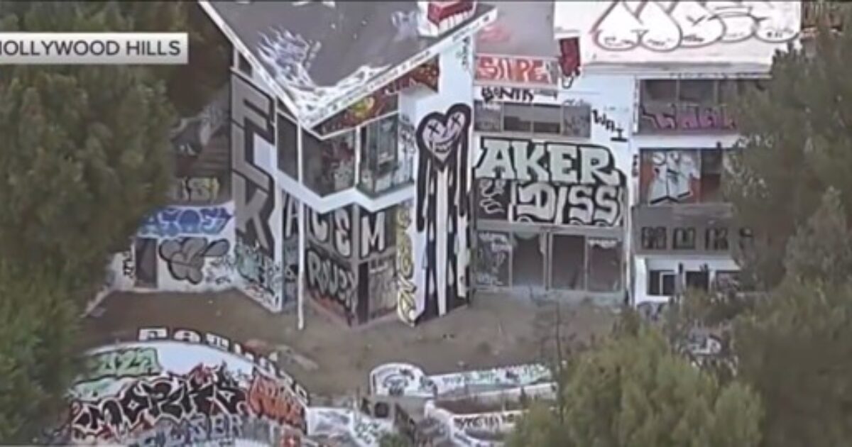 LA AMÉRICA DE KAMALA: Violentos okupas toman una enorme mansión en un barrio rico de Los Ángeles y la convierten en un basurero total mientras atacan a los vecinos (VIDEO) | The Gateway Pundit